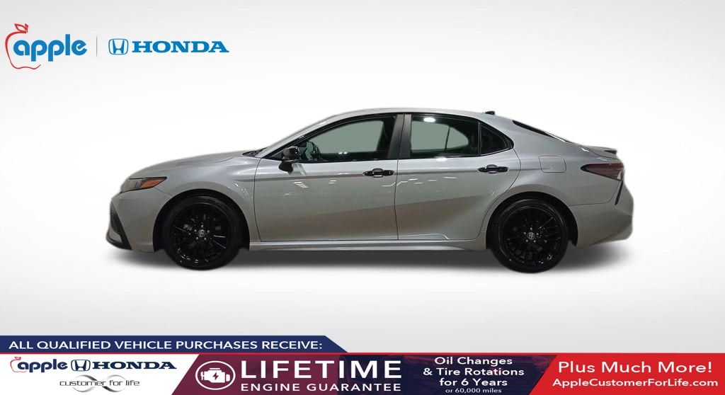 2022 Toyota Camry SE Hybrid