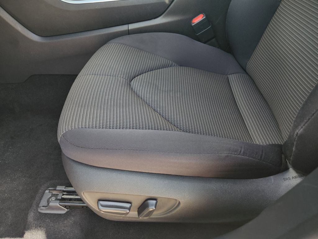 2025 Toyota Highlander LE - Photo 23