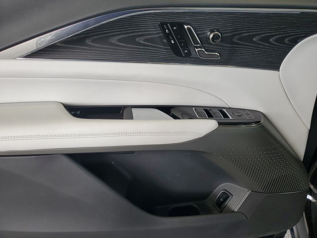 2024 Cadillac LYRIQ Luxury 1 - Photo 14