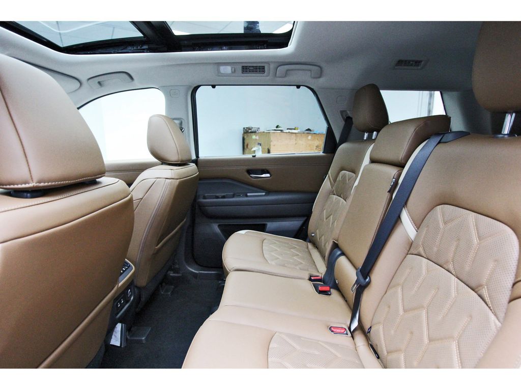 2026 Nissan Pathfinder Platinum - 9