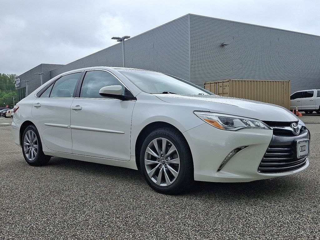 2017 Toyota Camry XLE 3