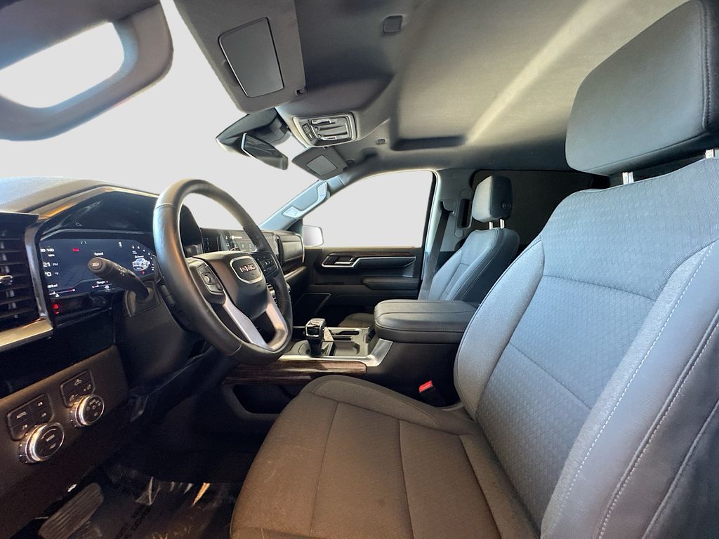 Used 2025 White GMC Elevation image 21