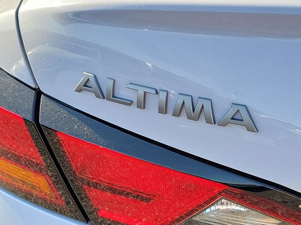 2025 Nissan Altima SR 5