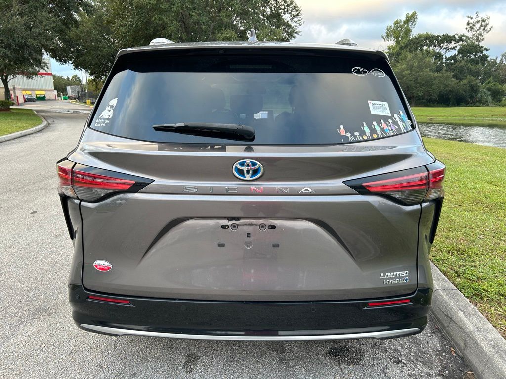 Thumbnail: 2022 Toyota Sienna - 4