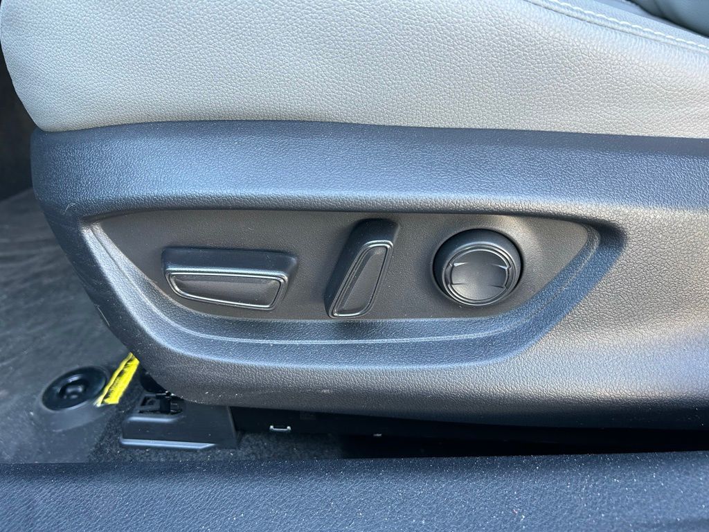 Thumbnail: 2025 Toyota Camry - 16