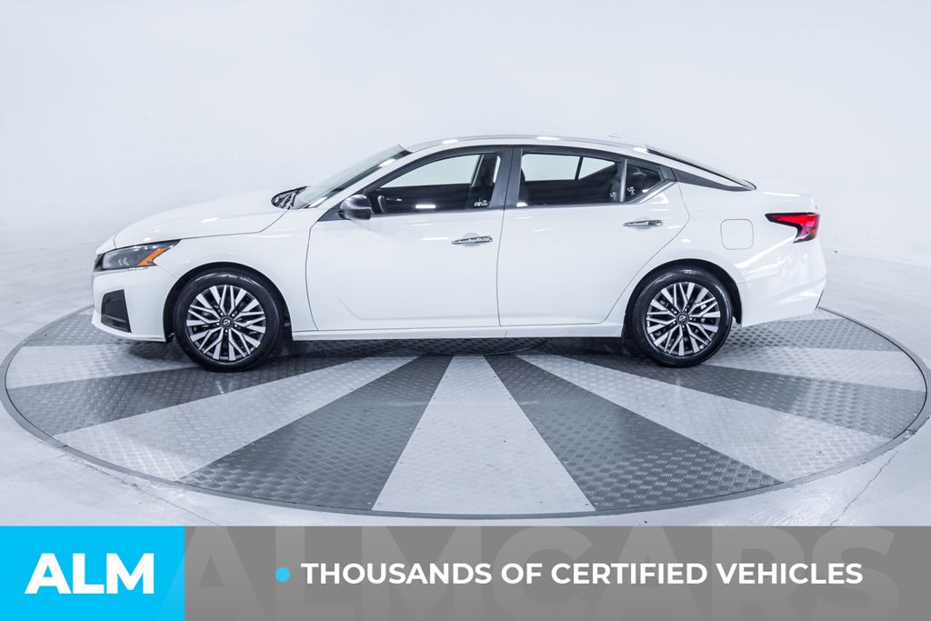Used 2025 White Nissan 2.5 SV image 4