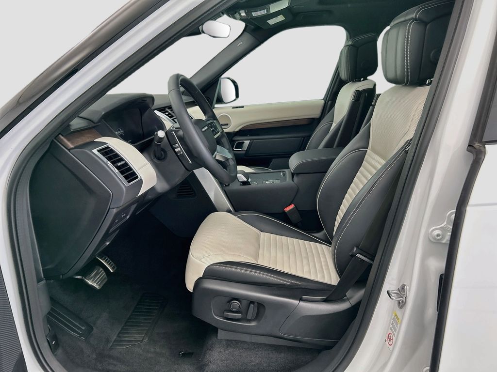 Thumbnail: 2024 Land Rover Discovery - 18