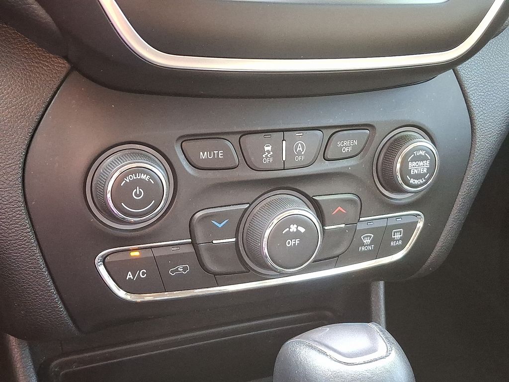 Thumbnail: 2020 Jeep Cherokee - 16