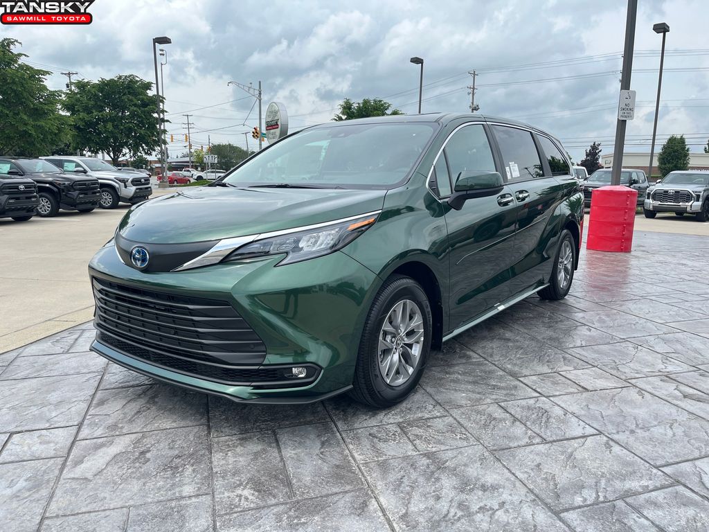 2025 Toyota Sienna XLE photo