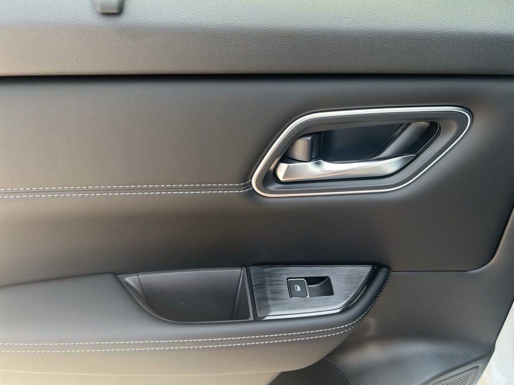 2025 Everest White Pearl/Super Black Nissan Rogue Platinum FWD SUV