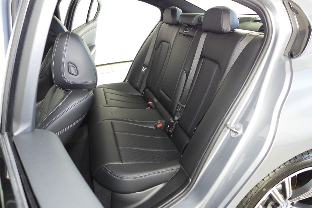 Thumbnail: 2023 BMW 3 Series - 21