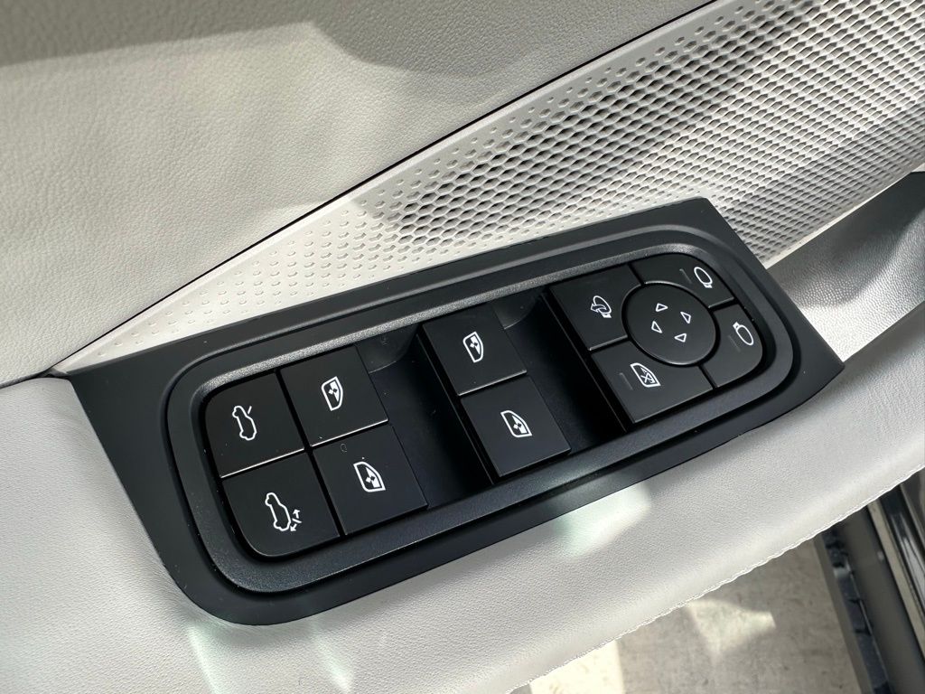 2025 Porsche Macan T 13