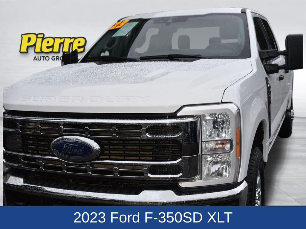 Oxford White 2023 Ford F-350 Super Duty XLT Crew Cab 4WD Pickup Truck Four-Wheel Drive Automatic