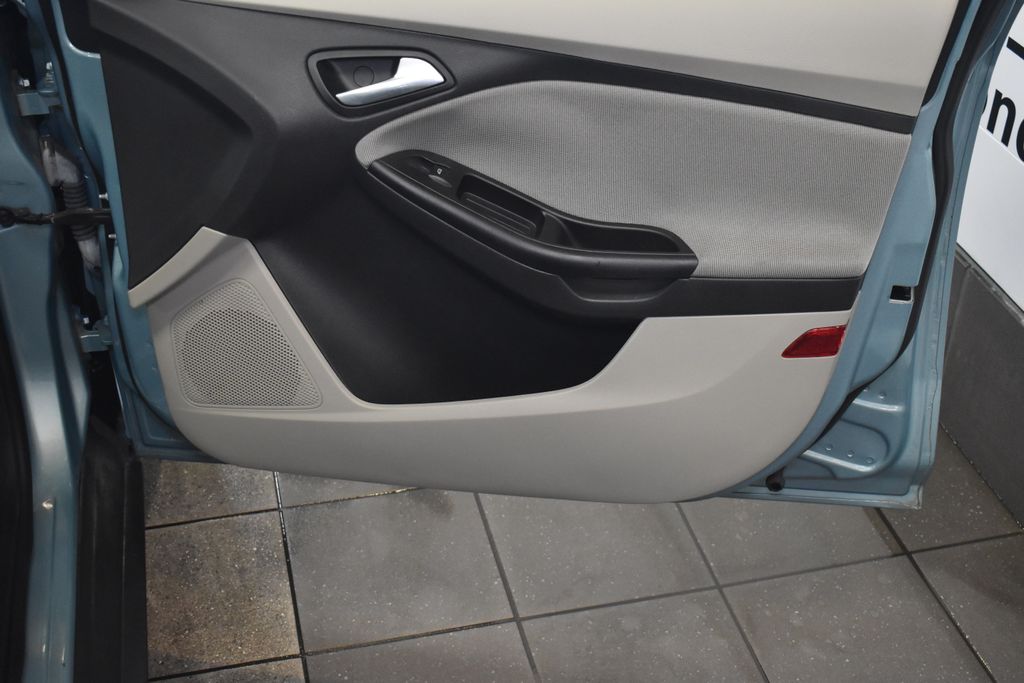 2012 Ford Focus SE 31