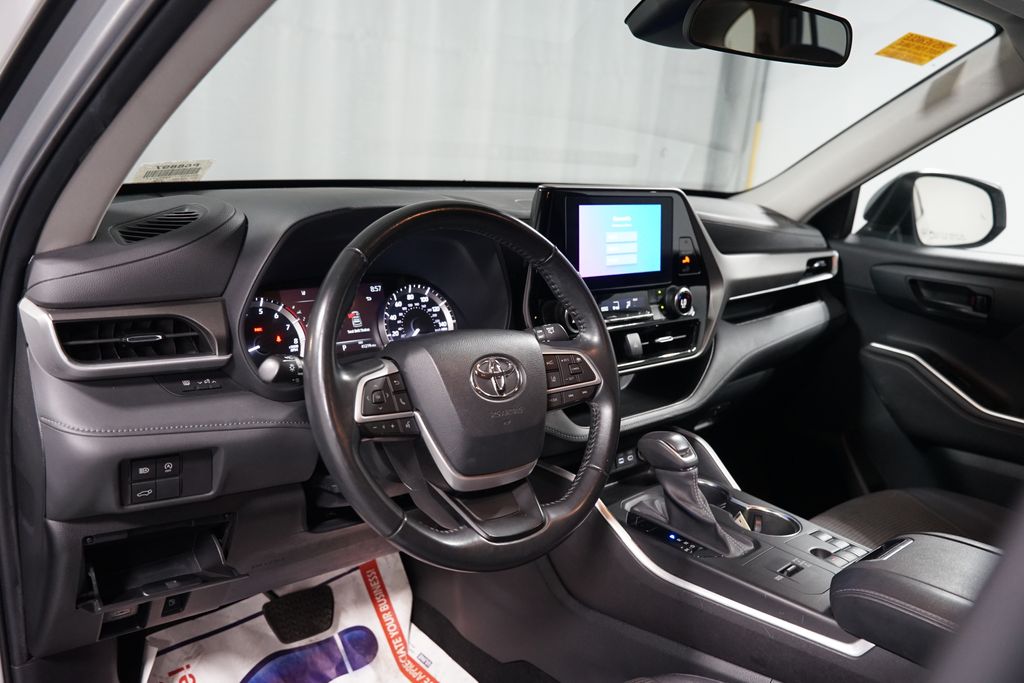 Thumbnail: 2023 Toyota Highlander - 7