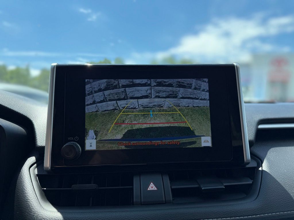 2024 Toyota RAV4 XLE - Photo 11