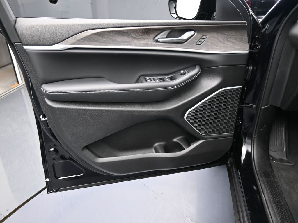 New 2026 Diamond Black Crystal Pearlcoat Jeep Limited image 13