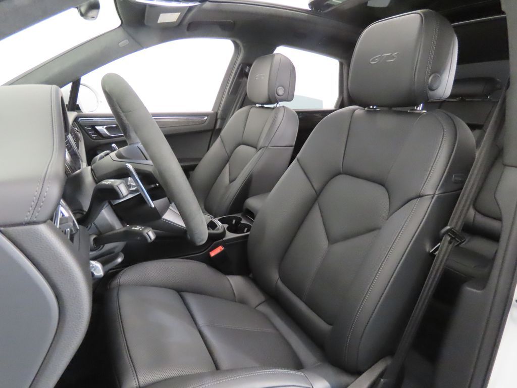 Thumbnail: 2026 Porsche Macan - 5