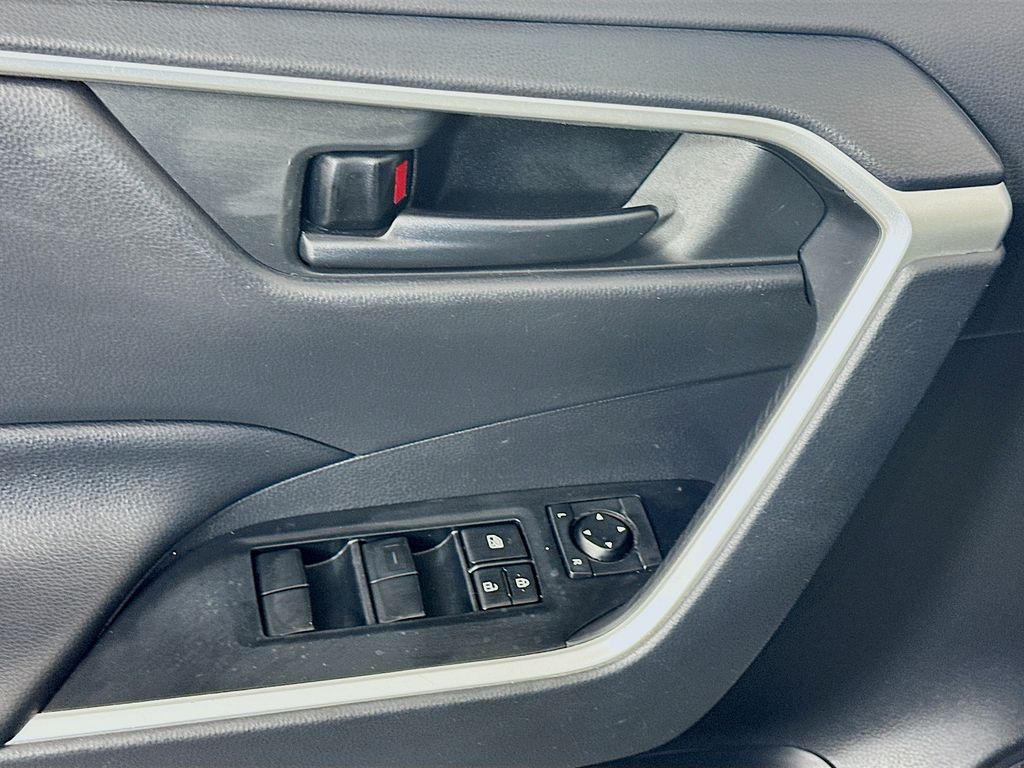 Thumbnail: 2019 Toyota RAV4 - 17