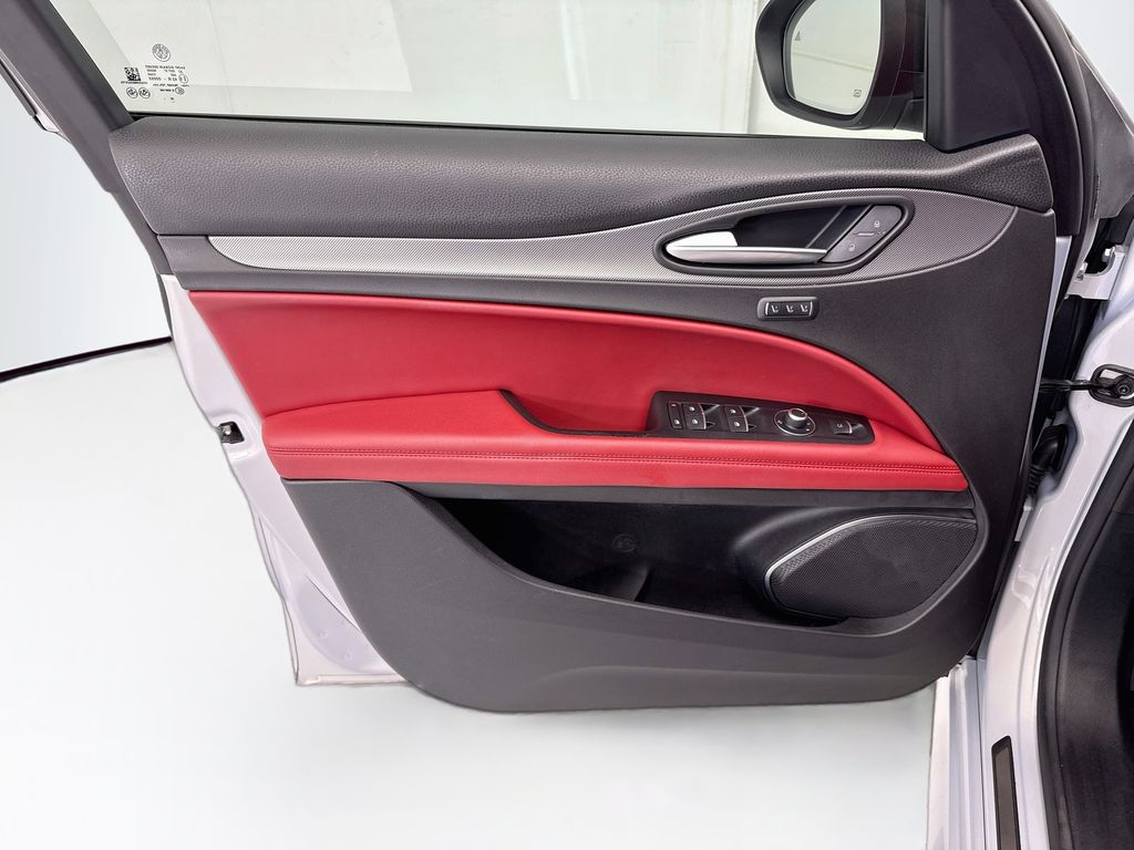 Thumbnail: 2021 Alfa Romeo Stelvio - 23