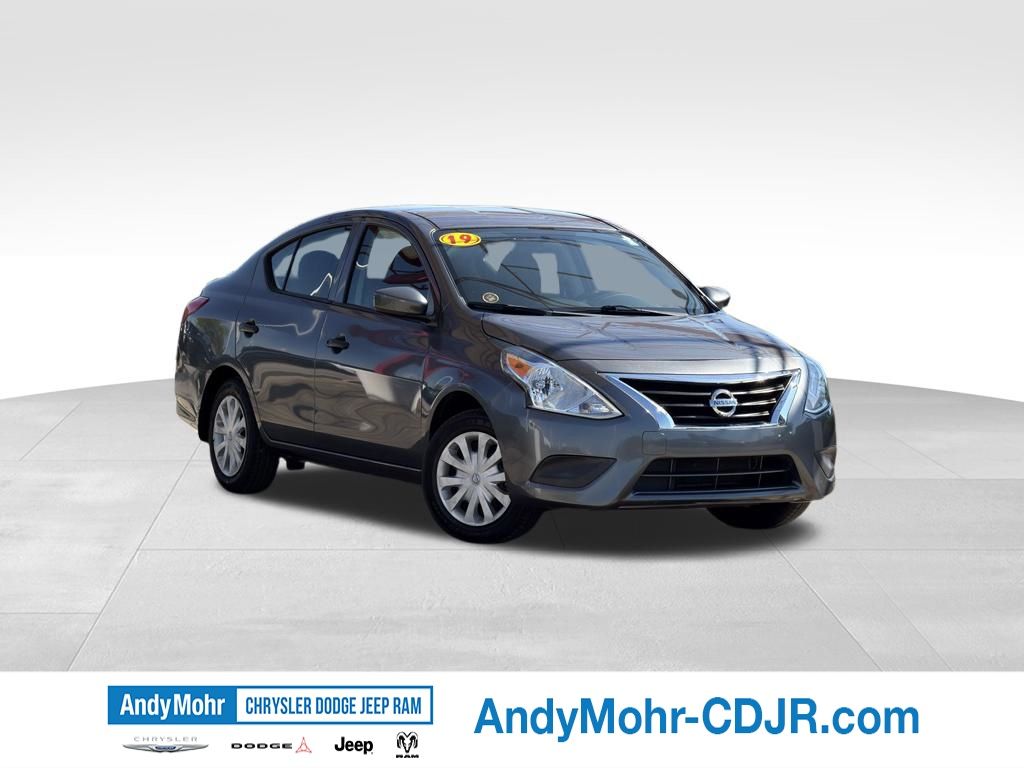 Gray (Gun Metallic) 2019 Nissan Versa Sedan Front-Wheel Drive Continuously Variable Transmission