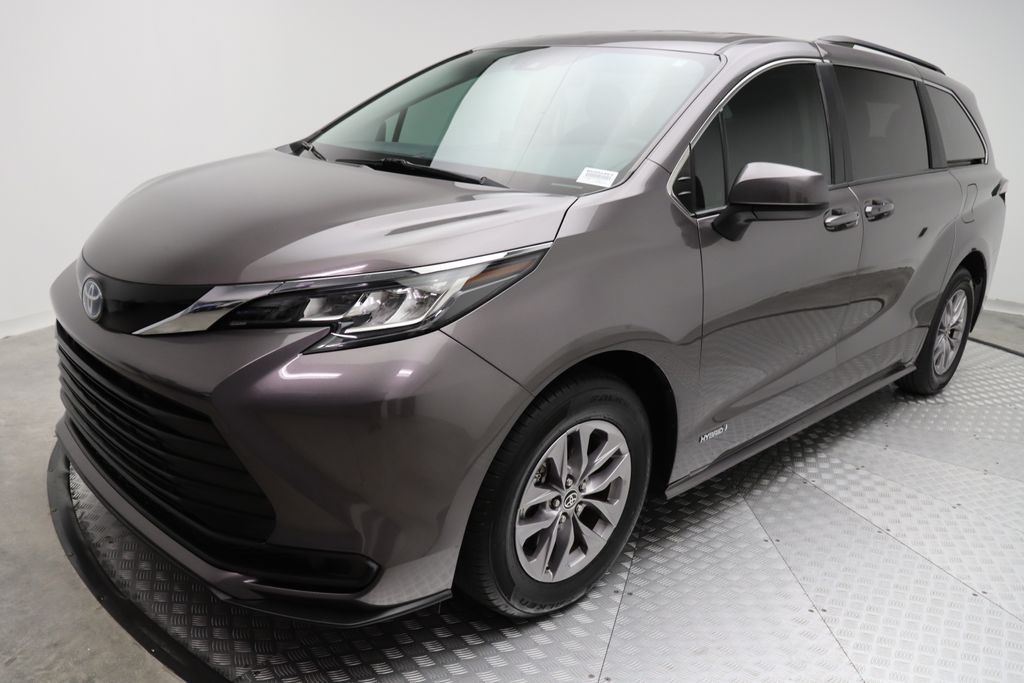 2024 Toyota Sienna LE 2