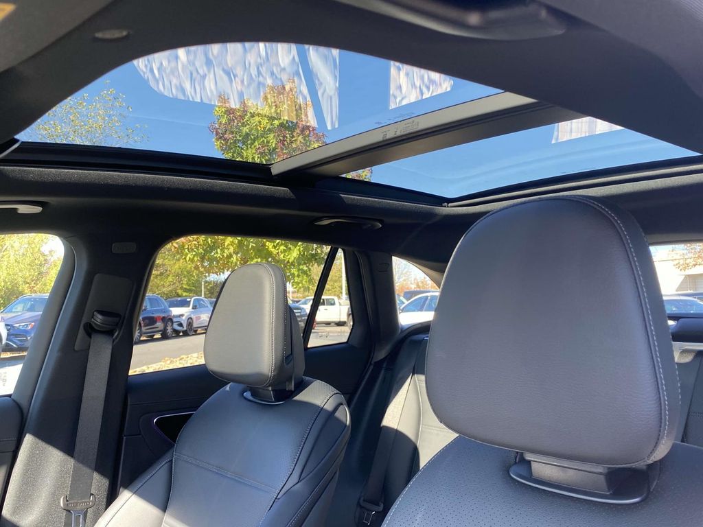 Thumbnail: 2025 Mercedes-Benz GLC - 17