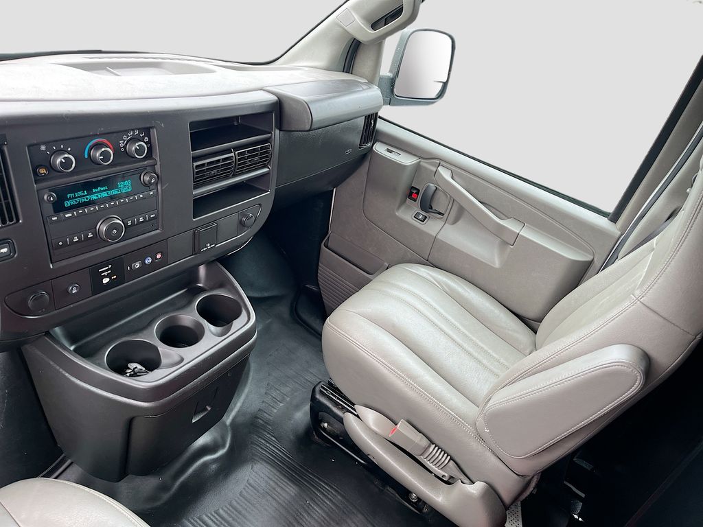 2024 GMC Savana Cargo Work Van - Photo 20