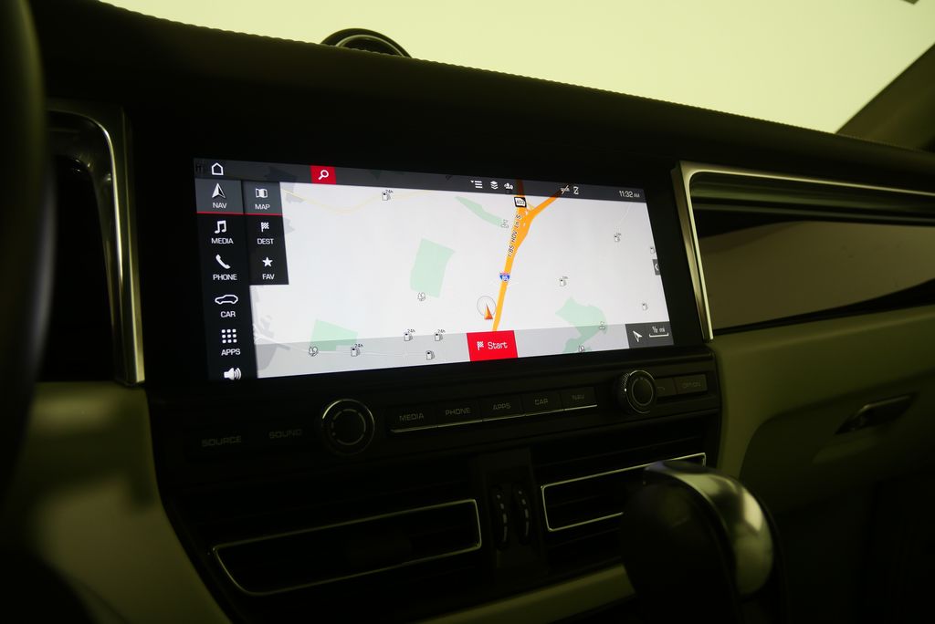 Thumbnail: 2021 Porsche Macan - 25