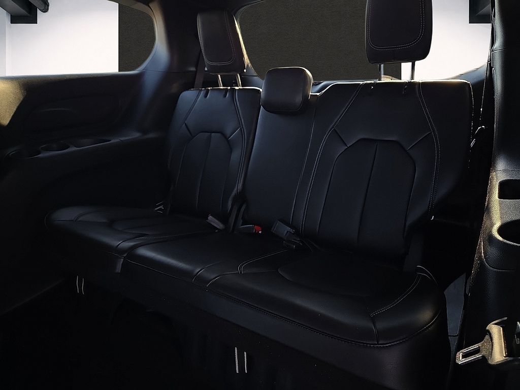Used 2025 Chrysler Pacifica Select For Sale in Farmington, AR