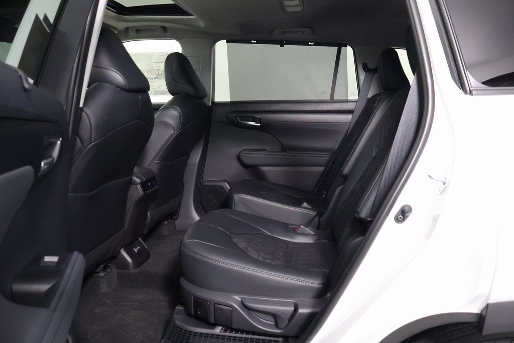 Thumbnail: 2025 Toyota Highlander - 6