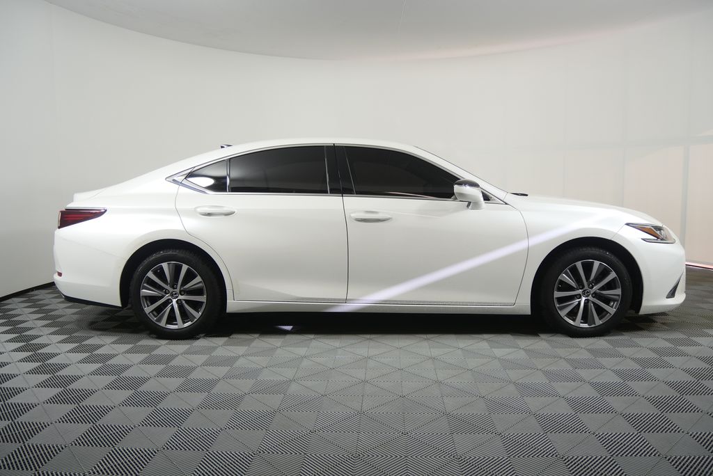Thumbnail: 2019 Lexus ES - 2