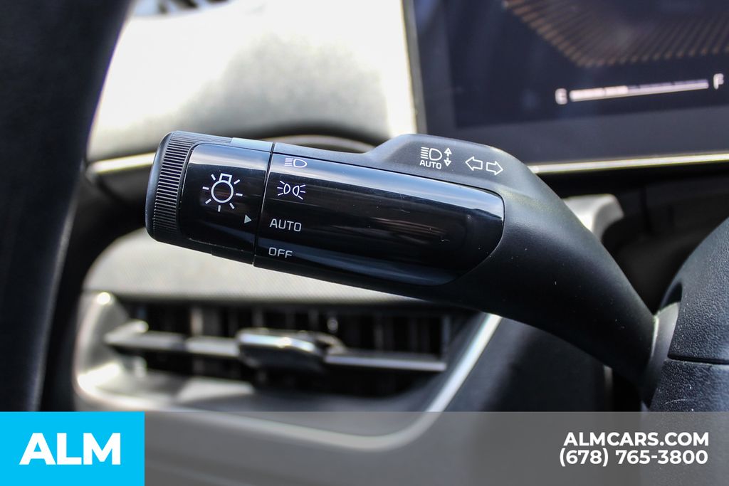 Used 2025 White Kia LXS image 28