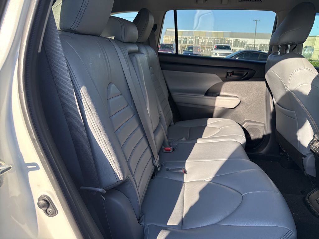 2021 Toyota Highlander LE White at Autostrade
