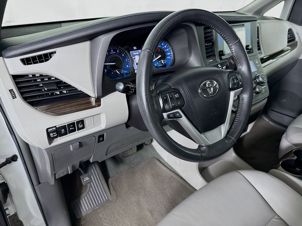 Thumbnail: 2017 Toyota Sienna - 9