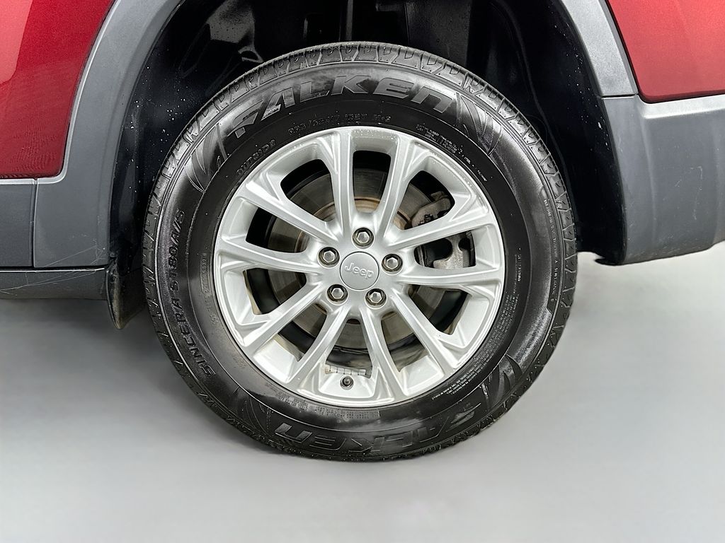 Used 2019 Red Jeep Latitude image 35