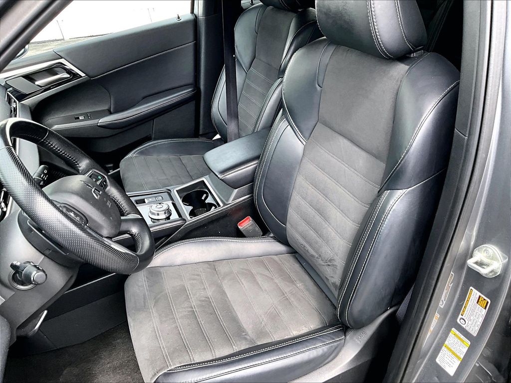 2024 Mitsubishi Outlander — photo 10