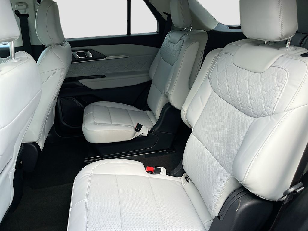 Used 2025 Gray Metallic Ford Platinum image 26