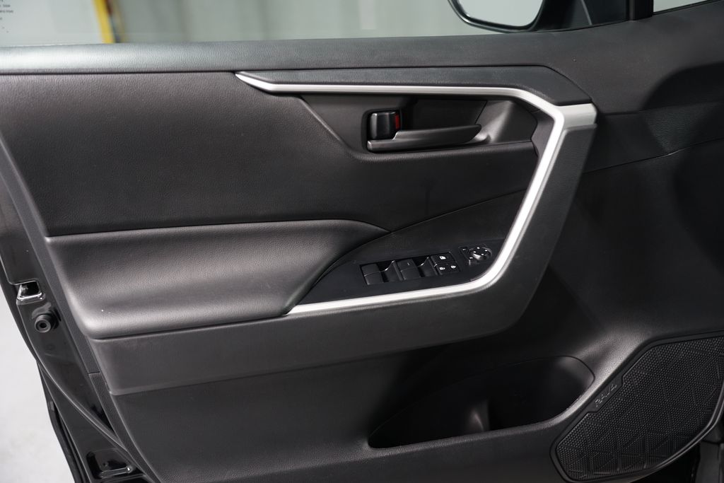 2022 Toyota RAV4 LE 27