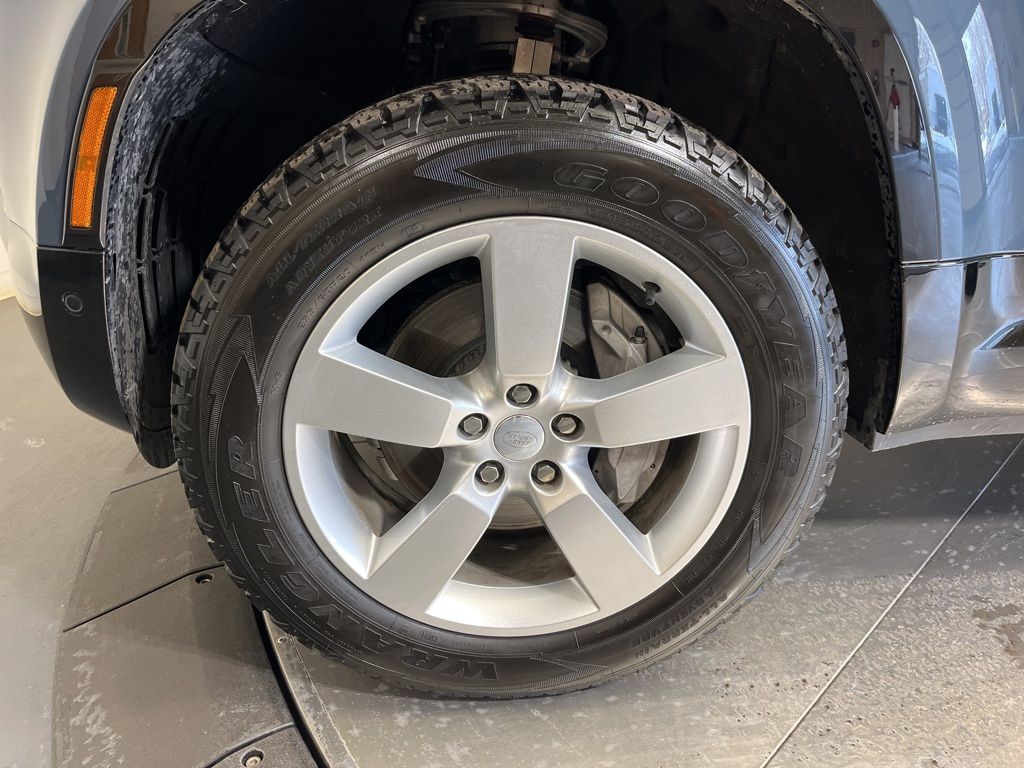 Thumbnail: 2025 Land Rover Defender - 10