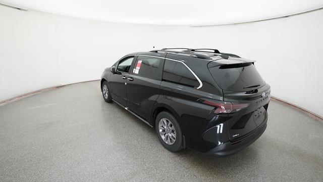 2025 Toyota Sienna XLE 2