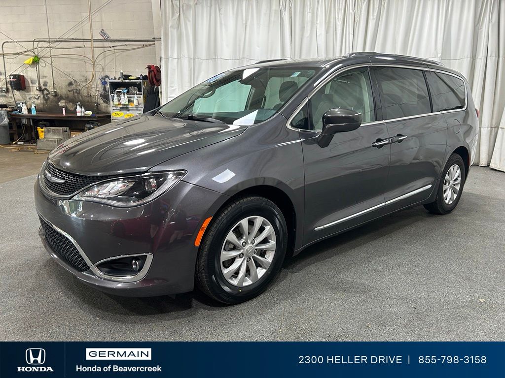Used 2018 Gray Chrysler Touring L image 4