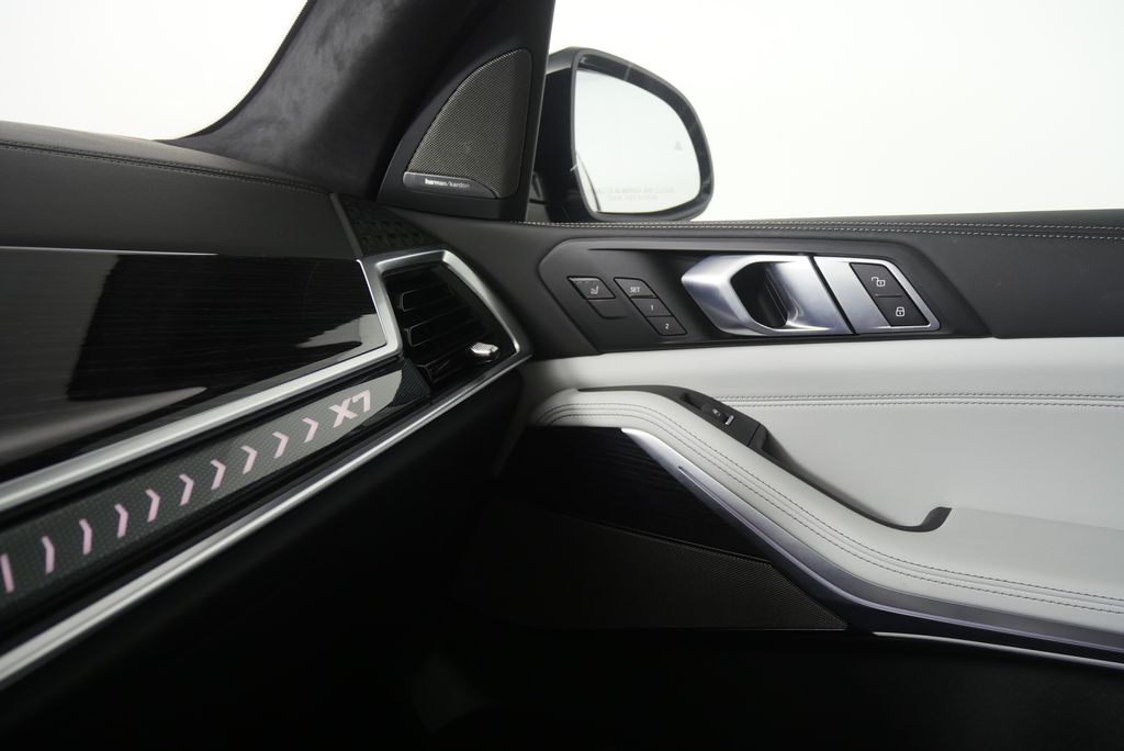 Thumbnail: 2026 BMW X7 - 25