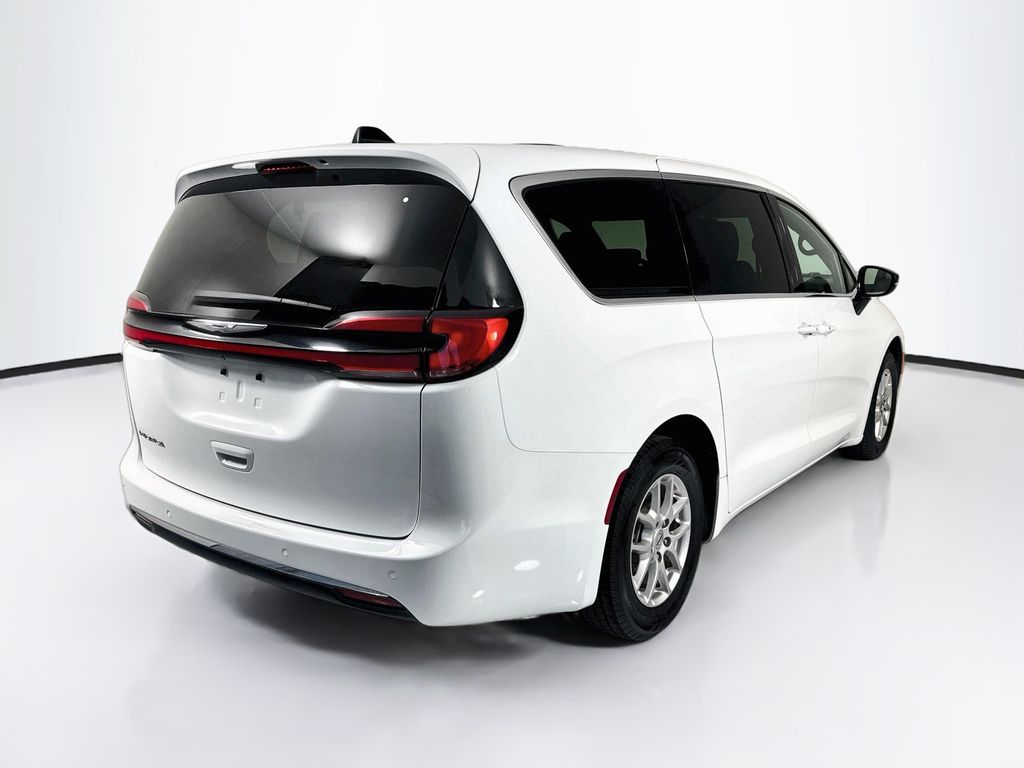 Thumbnail: 2025 Chrysler Pacifica - 5