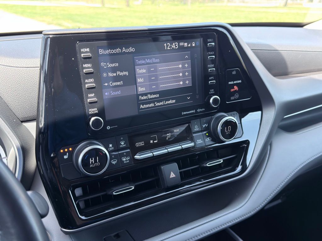 2022 Toyota Highlander XLE - Photo 16