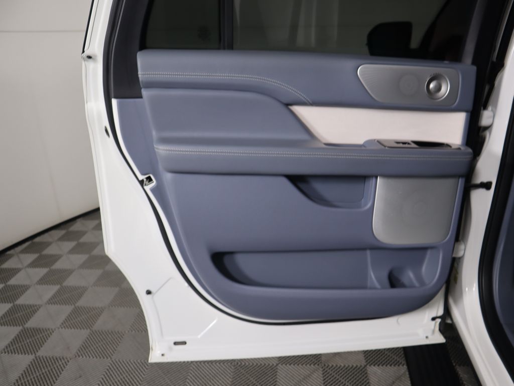 Thumbnail: 2021 Lincoln Navigator L - 27