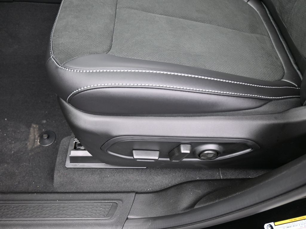 New 2025 Diamond Black Crystal Pearlcoat Jeep Altitude image 15