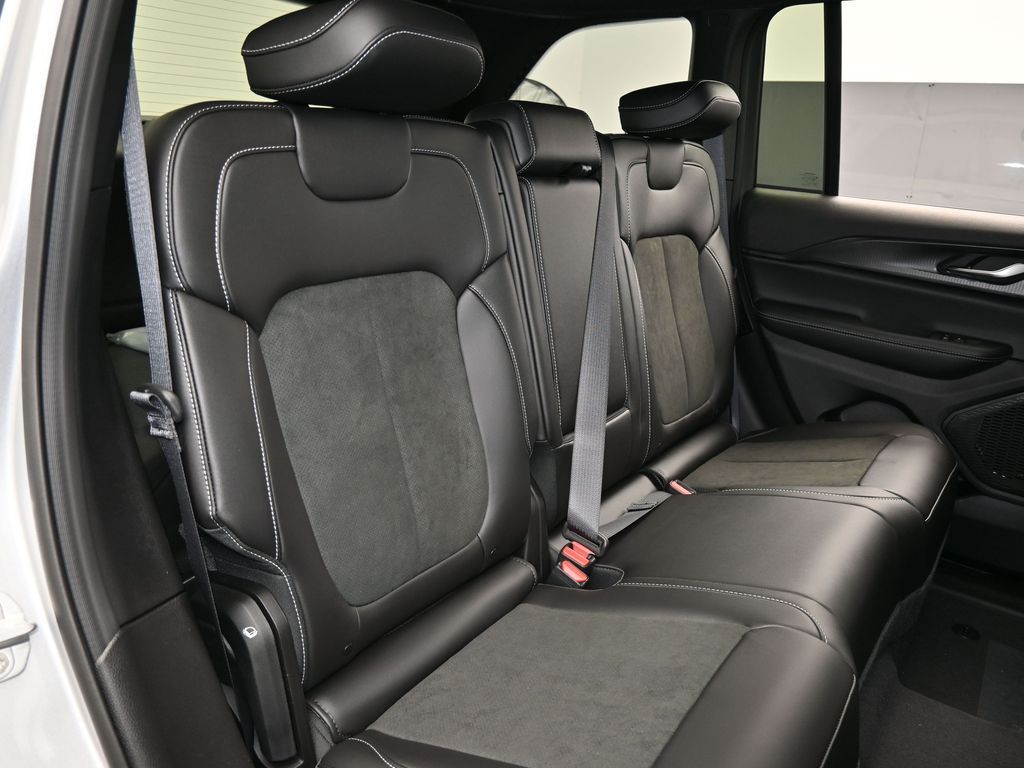 New 2025 Silver Zynith Jeep Laredo image 34