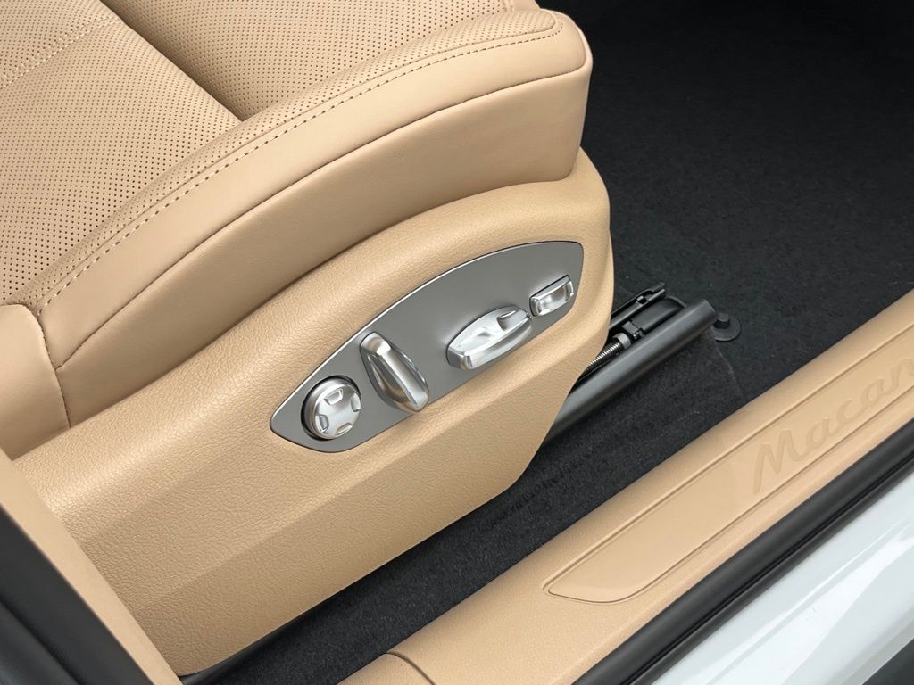 Thumbnail: 2026 Porsche Macan - 25