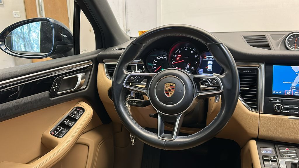 2018 Porsche Macan Base 23